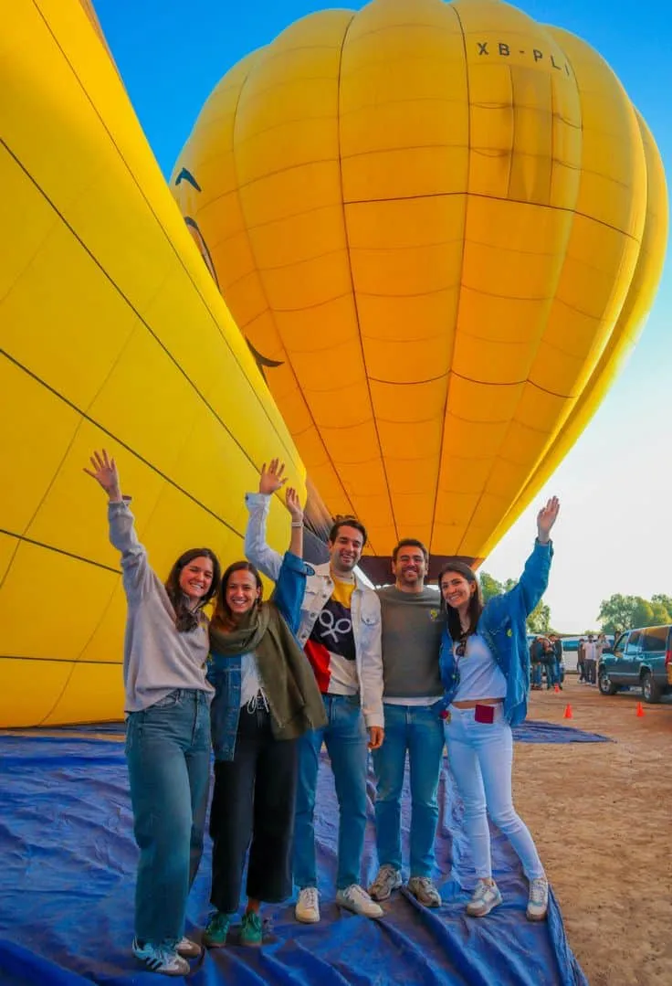 Grupo frente al globo