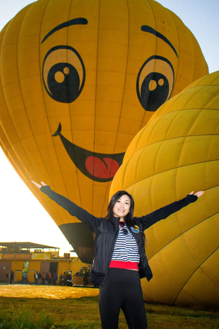 Viajera frente al globo